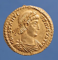 Solidus (Vorderseite) von Constantinius II. (337-361) drapiert, mit einem juwelenbesetzten Diadem. Inschrift: CONSTANTIVS AVGVSTVS